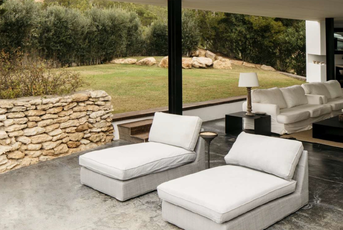 villa mar jardin y porche